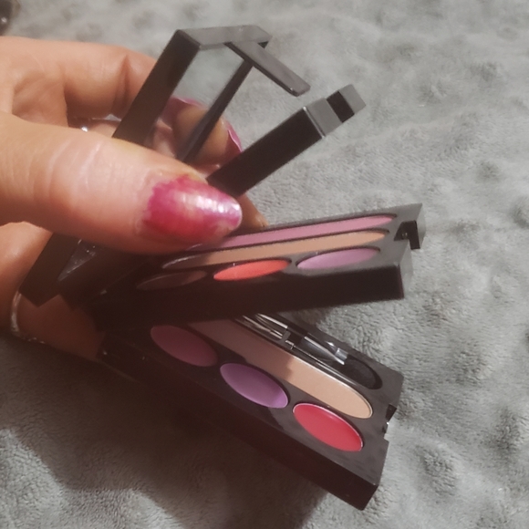 Beauticontrol compact makeup kit.  Has 9 eyeshadow 6 lip glosse 2 blush 1 powder - Picture 1 of 7